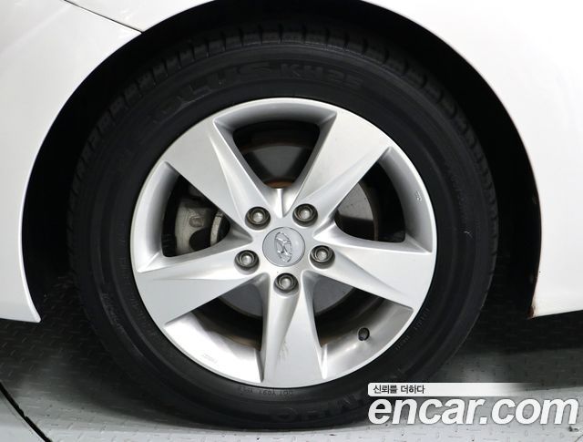 Hyundai AVANTE 2013 — photo 19