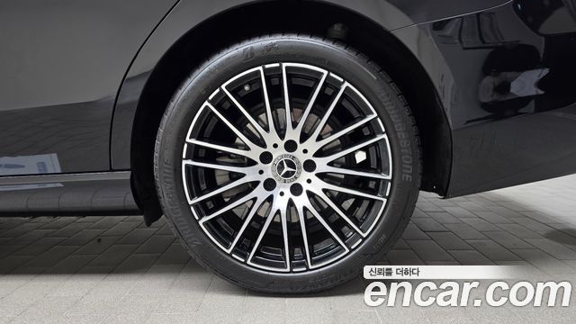 Mercedes-Benz C-Class 2023 — photo 7