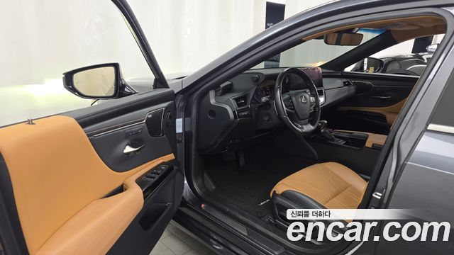 Lexus ES 2022 — photo 13