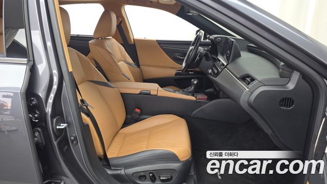 Lexus ES 2022 — photo 17
