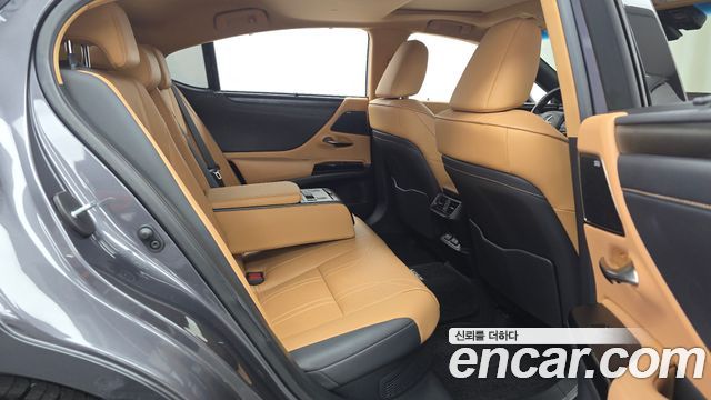 Lexus ES 2022 — photo 18