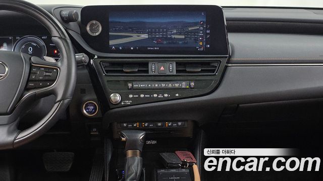 Lexus ES 2022 — photo 20