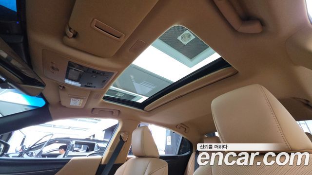 Lexus ES 2022 — photo 24