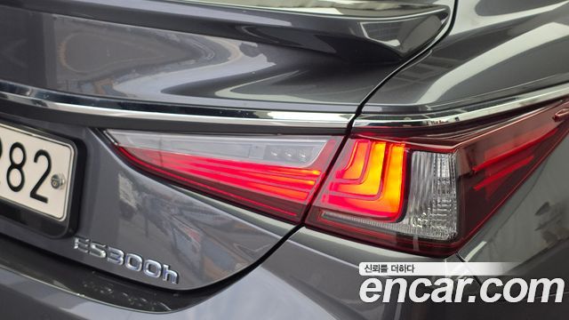 Lexus ES 2022 — photo 9