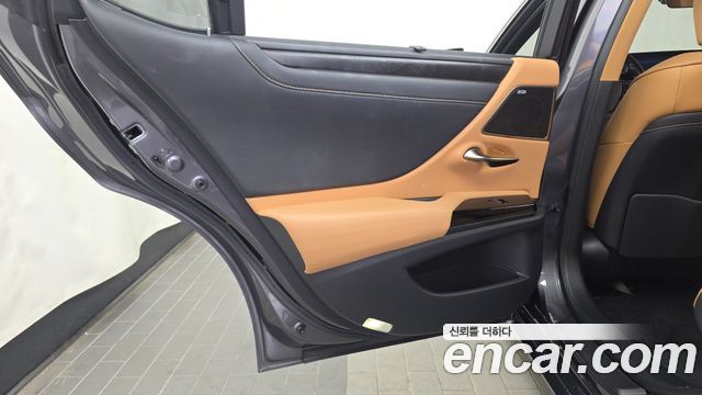 Lexus ES 2022 — photo 15