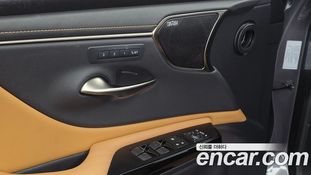 Lexus ES 2022 — photo 16