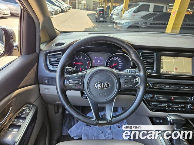 Kia Canival 2017 — photo 18