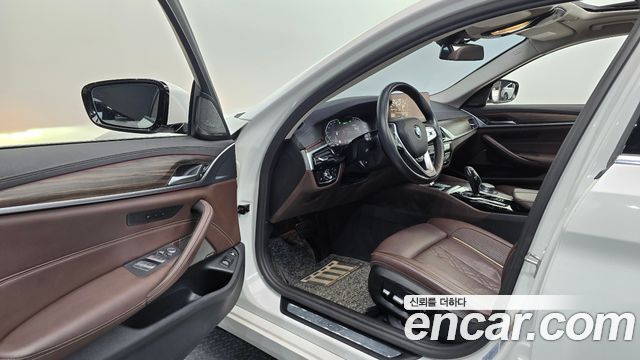 BMW 5-Series 2021 — photo 13