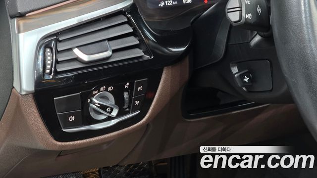 BMW 5-Series 2021 — photo 19