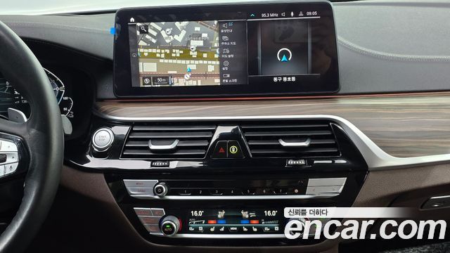 BMW 5-Series 2021 — photo 24