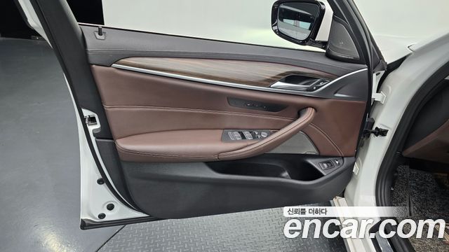 BMW 5-Series 2021 — photo 14