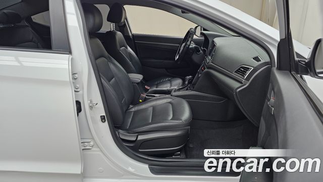 Hyundai AVANTE 2018 — photo 11