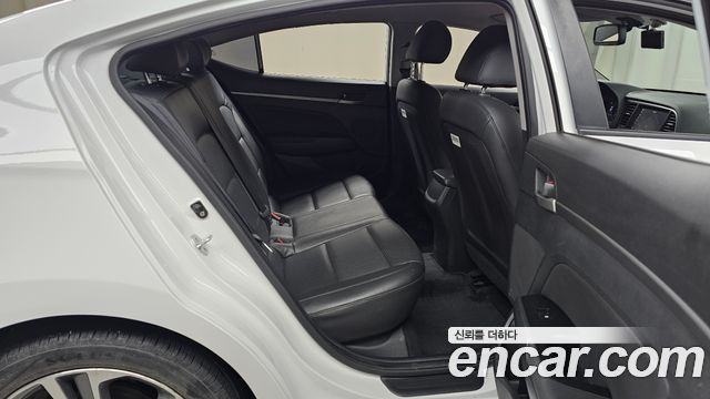 Hyundai AVANTE 2018 — photo 12