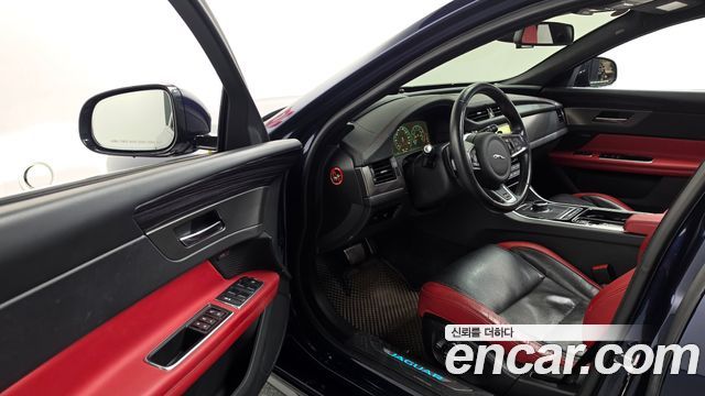 Jaguar XF 2017 — photo 10
