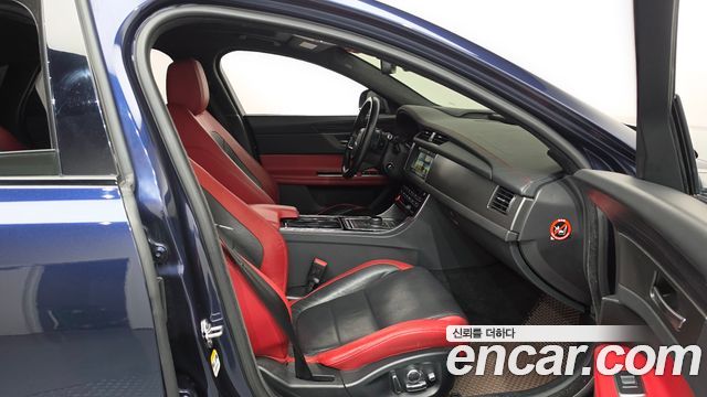 Jaguar XF 2017 — photo 11