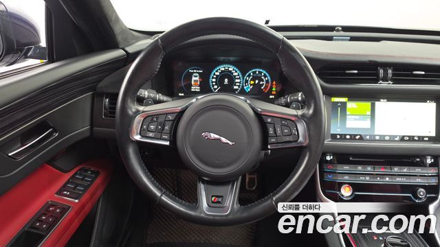 Jaguar XF 2017 — photo 13