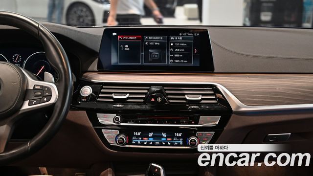 BMW 5-Series 2019 — photo 18