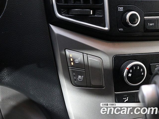Hyundai Starex 2018 — photo 16