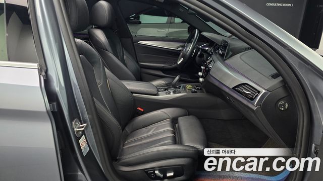 BMW 5-Series 2018 — photo 10