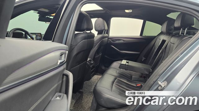 BMW 5-Series 2018 — photo 12