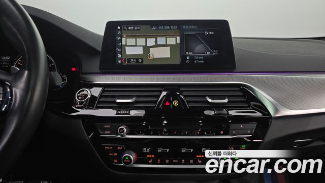 BMW 5-Series 2018 — photo 15
