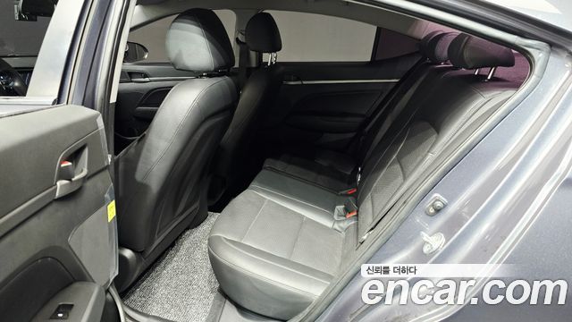 Hyundai AVANTE 2018 — photo 11