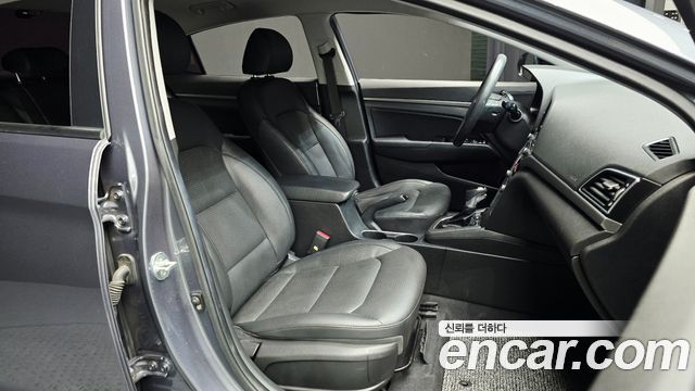 Hyundai AVANTE 2018 — photo 12