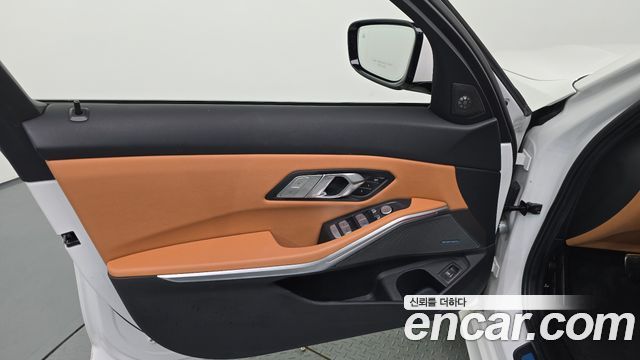 BMW 3-Series 2024 — photo 14