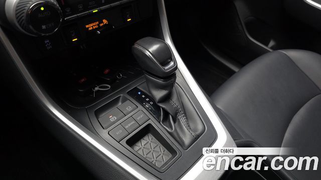 Toyota RAV4 2019 — photo 12