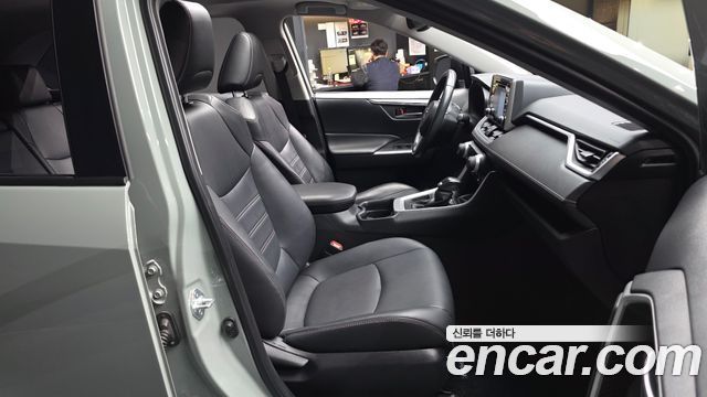 Toyota RAV4 2019 — photo 17
