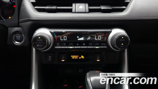 Toyota RAV4 2019 — photo 21