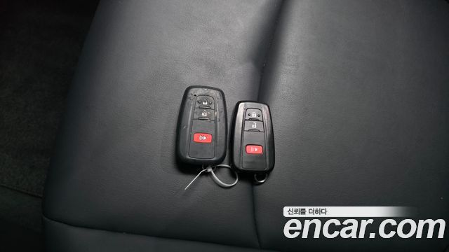 Toyota RAV4 2019 — photo 24