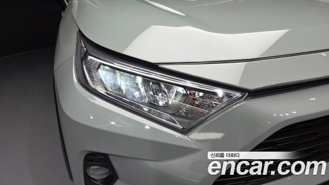 Toyota RAV4 2019 — photo 8