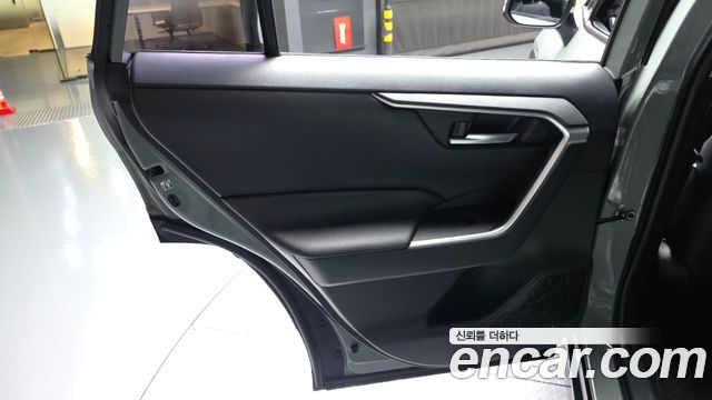 Toyota RAV4 2019 — photo 15