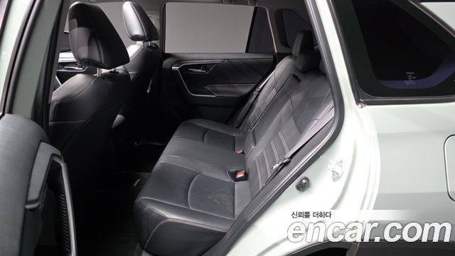 Toyota RAV4 2019 — photo 16