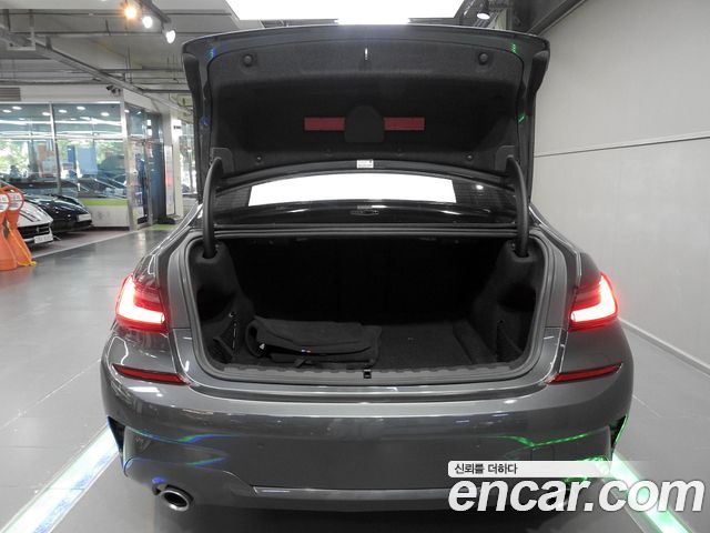 BMW 3-Series 2019 — photo 20