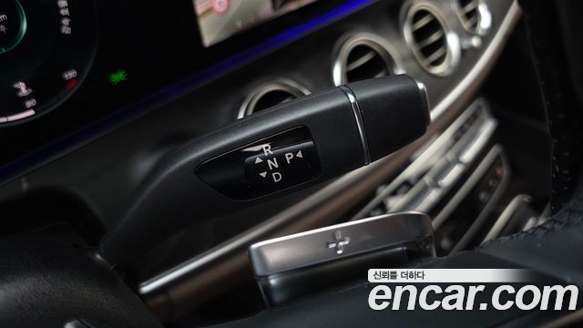 Mercedes-Benz E-Class 2023 — photo 12