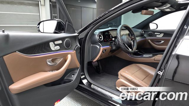 Mercedes-Benz E-Class 2023 — photo 13
