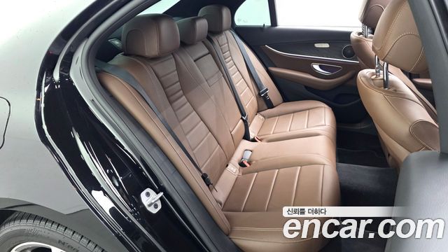 Mercedes-Benz E-Class 2023 — photo 17