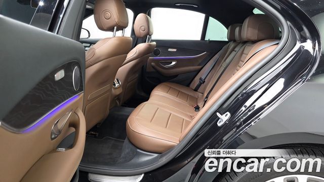 Mercedes-Benz E-Class 2023 — photo 18