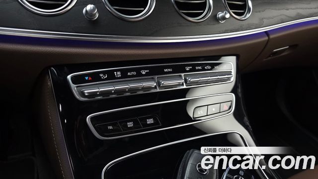 Mercedes-Benz E-Class 2023 — photo 24