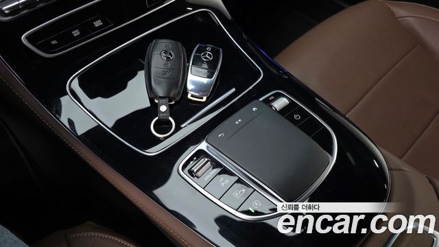 Mercedes-Benz E-Class 2023 — photo 25
