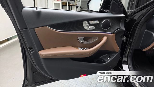 Mercedes-Benz E-Class 2023 — photo 14
