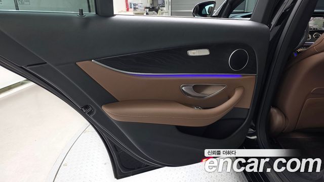 Mercedes-Benz E-Class 2023 — photo 15