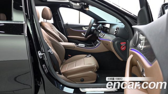 Mercedes-Benz E-Class 2023 — photo 16
