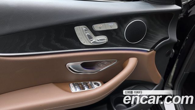 Mercedes-Benz E-Class 2023 — photo 30