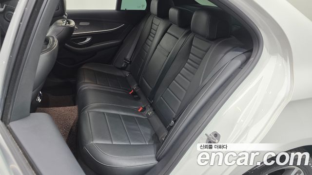 Mercedes-Benz E-Class 2022 — photo 11