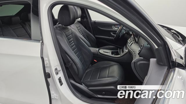 Mercedes-Benz E-Class 2022 — photo 12