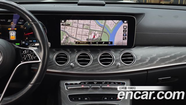 Mercedes-Benz E-Class 2022 — photo 18