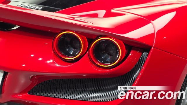 Ferrari F8 2022 — photo 9